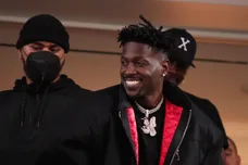 Antonio Brown Bike Ride Miami Arrest Warrant Shooting Sports News