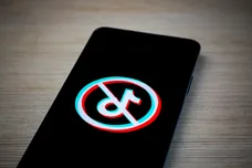 FRANCE-SOCIETE-ILLUSTRATION-SMARTPHONE-INTERDICTION-TIKTOK-SOCIA